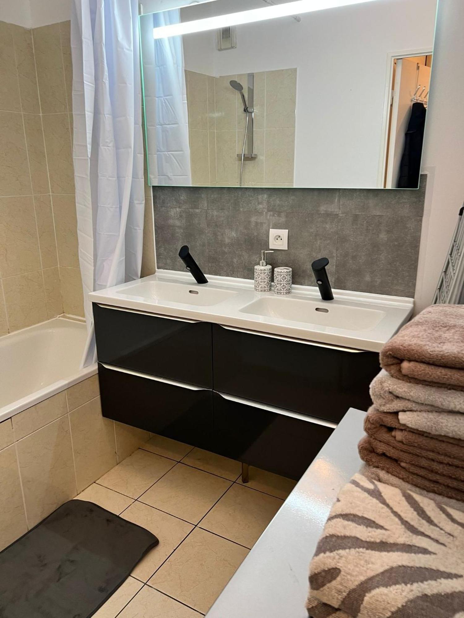 Appartement 5Min Gare Rer Disneyland Paris Val D'Europe La Vallee Village Parking Inclus Montévrain Eksteriør billede